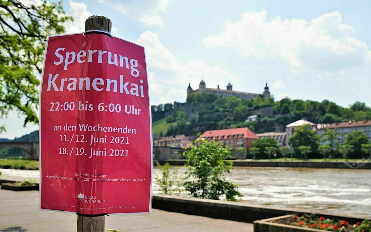 Ein Hinweisschild zur Absperrung des Mainkai Ein Hinweisschild zur Absperrung des Mainkai
